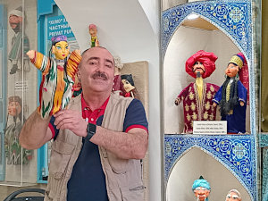  The puppet master at the museum 